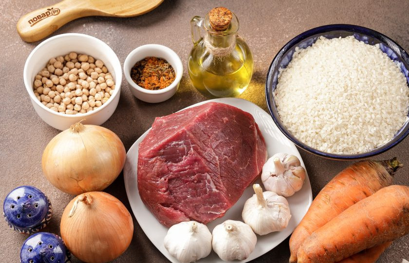 1. Этап. Плов с нутом и рисом: Подготовьте все ингредиенты. Нут замочите предварительно в воде не менее, чем на 6 часов, желательно оставить на ночь. Мясо промойте и обсушите. Рис перед приготовлением промойте и оставьте в воде.