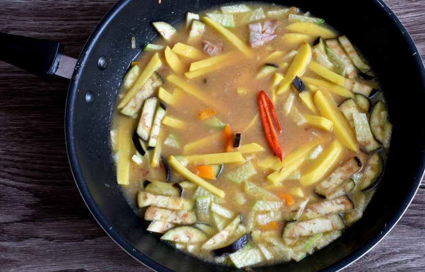 1. Этап. Пуктяй: Залейте содержимое кастрюли холодной водой, опустите картофель, нарезанный длинными брусочками. Доведите до кипения на сильном огне, затем варите на умеренном огне почти до готовности картофеля.