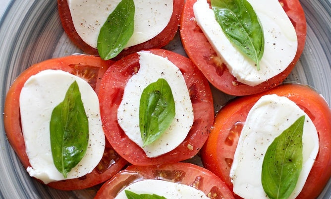 1. Этап. Помидоры с моцареллой и базиликом: 6. Подсолите закуску немного, добавьте щепотку перца, сбрызните оливковым маслом. Вот и весь секрет, как приготовить помидоры с моцареллой и базиликом. Угощайтесь!