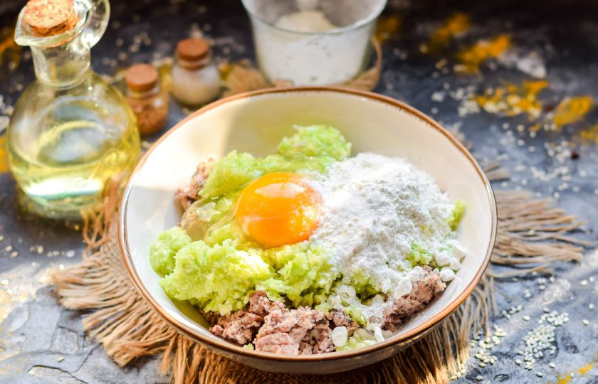 1. Этап. Запеканка из кабачков с фаршем и помидором: Добавьте к фаршу яйцо, пшеничную муку, соль, перец и сухой чеснок.