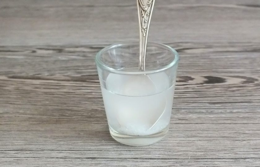 1. Этап. Хлеб с уксусом: В 25 мл. тёплой воды растворите соль. Размешайте до полного исчезновения кристаллов.