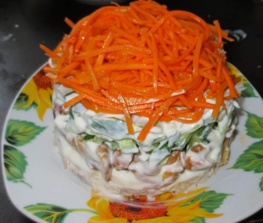 1. Этап. Корейская морковь с курицей: И в самом конце выложите морковь. Это будет последний слой нашего салатика. Приятного аппетита!
