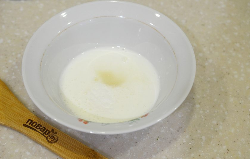 1. Этап. Сырные лепешки за 5 минут: 2. В кефир добавьте соль, сахар, соду. Перемешайте.