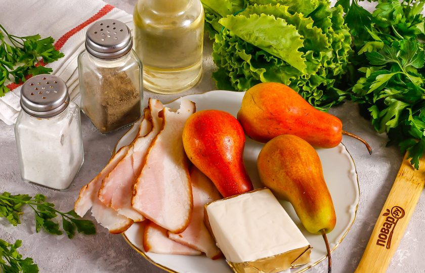 1. Этап. Салат с грушей и беконом: Подготовьте указанные ингредиенты. Бекон можно использовать копченый или заменить растительное масло майонезом любой жирности.