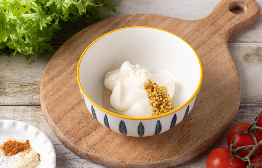 1. Этап. Соус «Особый»: Смешайте майонез с яблочным уксусом и зернистой горчицей.