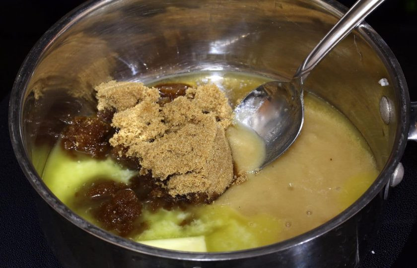 1. Этап. Вкусные пряники: 2. В другой емкости смешайте сахарный песок, мед, сливочное масло. Отправьте емкость на огонь и варите на слабом огне до растворения крупинок.