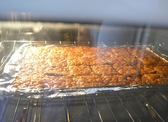 1. Этап. Десерт из крекеров с шоколадом: 5. Отправьте противень в духовку и запекайте в течение 6 минут при 200 градусах.