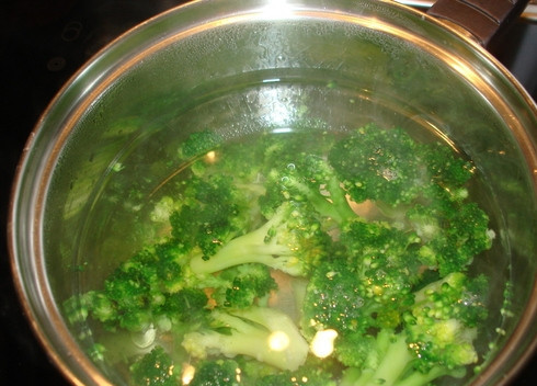 1. Этап. Пирог с семгой и брокколи: Брокколи разберите на соцветия и отварите в кипящей воде (3 минуты). Потом обдайте её холодной водой и обсушите.