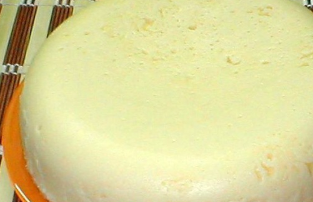 1. Этап. Cыр сулугуни в домашних условиях: Затем достаем сыр из холодильника, переворачиваем форму и аккуратно извлекаем сыр.