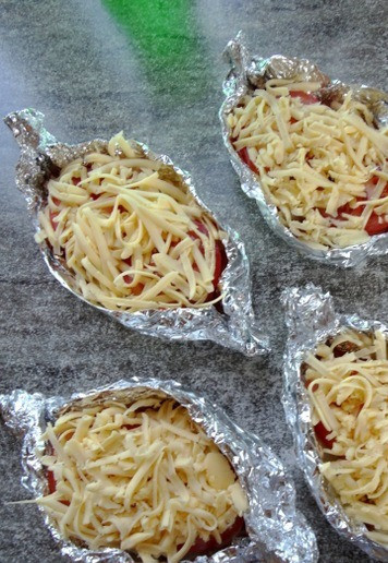 1. Этап. Индейка под шубой на гриле: Посыпать натертым сыром.