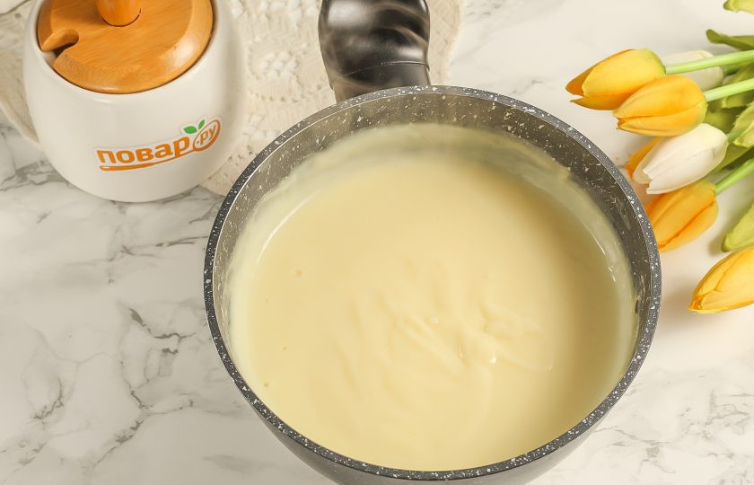 1. Этап. Заварной крем с коньяком: Затем помешивайте чаще, так как крем начнет густеть. Как только он станет таким густым, как нужно, вмешайте в него сливочное масло.