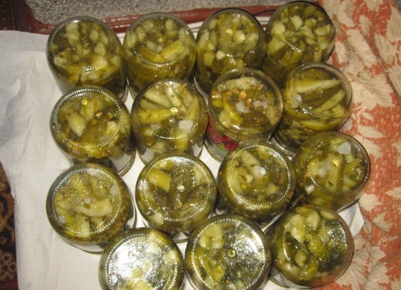 1. Этап. Огурчики Пальчики на зиму: Переверните их в верх дном и укутайте, чтобы остывали постепенно в тепле.