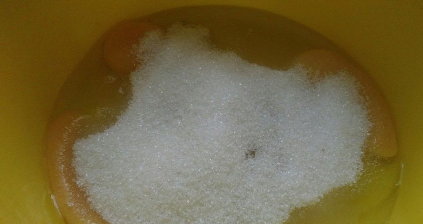 1. Этап. Песочное печенье мягкое: 1. Я такое песочное печенье мягкое готовлю для своего ребенка. Мне оно нравится тем, что все ингредиенты простые и натуральные, нет никаких вредных добавок и ГМО. Готовится печенье очень быстро. Данный рецепт представлен на полную порцию (получается около 30 штук). Сразу нужно взбить яйца с сахаром.