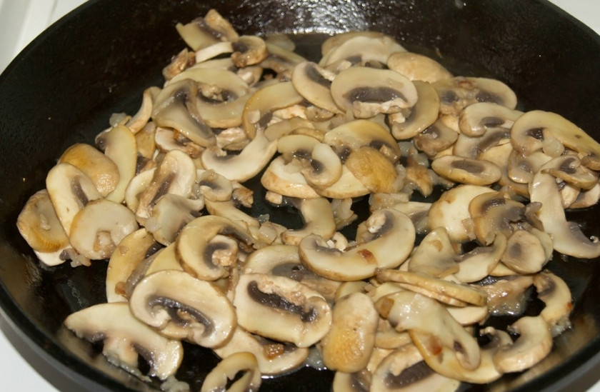 1. Этап. Жареный петух: Параллельно обжариваем ломтики шампиньонов с мелко нарезанным салом. Готовим 15 минут.