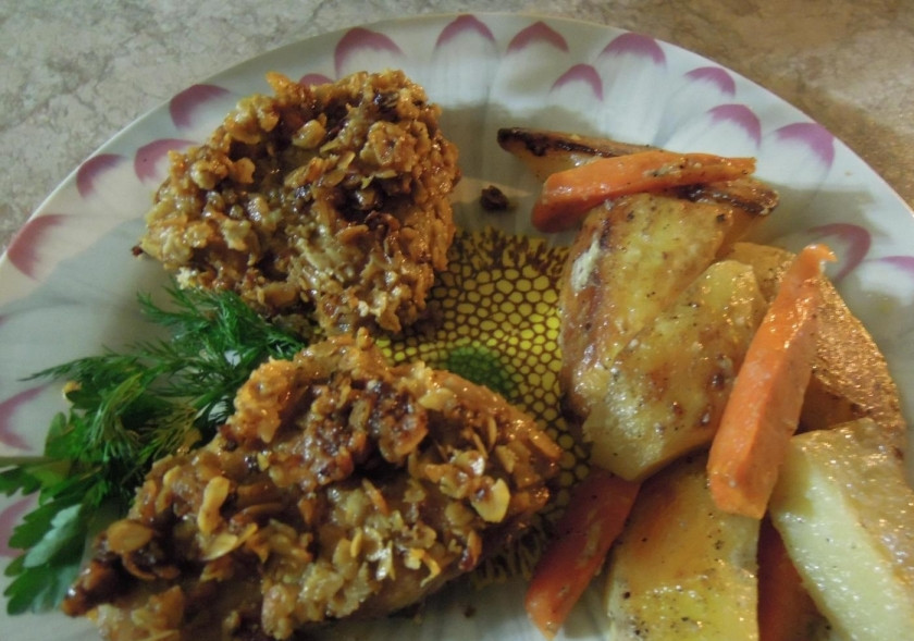 1. Этап. Острые крылышки в панировке: 5. Готовые острые крылья подаю с жареной картошкой, морковью и зеленью. Приятного аппетита!