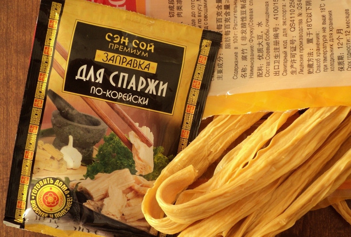 1. Этап. Салат из спаржи по-корейски: Предварительно замочите спаржу в теплой воде на 3 часа. При этом следует менять воду несколько раз.