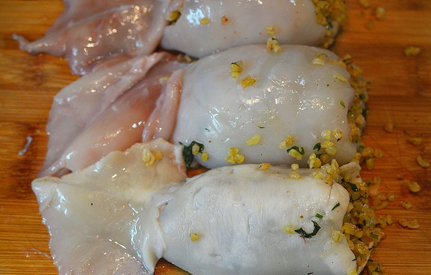 1. Этап. Кальмары, фаршированные булгуром и мидиями: 6. Наполните тушки кальмара полученной начинкой.