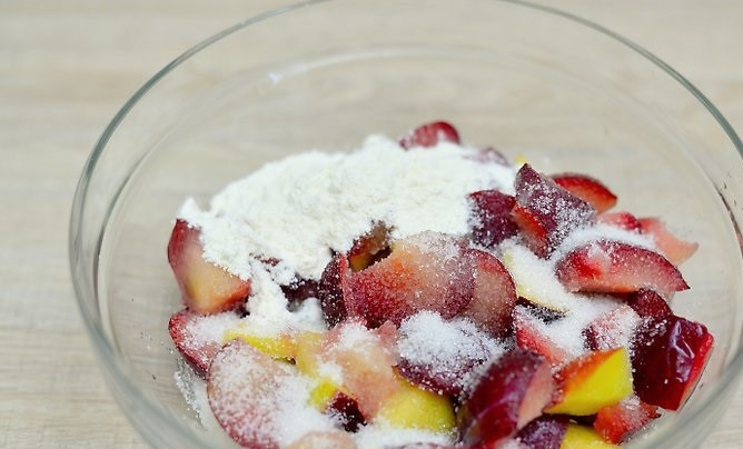 1. Этап. Закрытый фруктовый пирог: 1. Фрукты (в данном случае это сливы и нектарин) соедините с сахаром и соком лимона, перемешайте аккуратно. Добавьте ложку с горкой муки или крахмала.