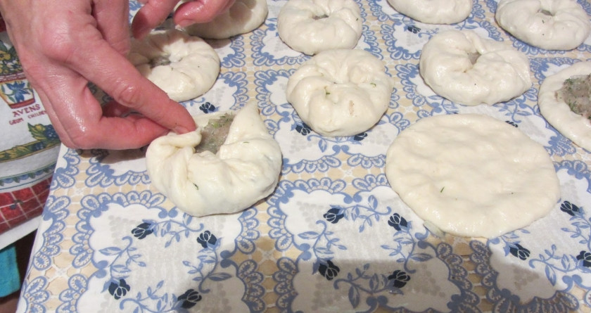 1. Этап. Беляши на сковороде: 3. Стол смазываем растительным маслом - так тесто не будет прилипать. Формируем лепешки, выкладываем начинку. Фарш должен лежать плоско, не горочкой.