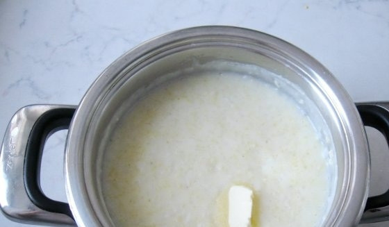 1. Этап. Молочная каша из риса и пшена: 6. Когда каша готова, добавляем масло и ваниль.