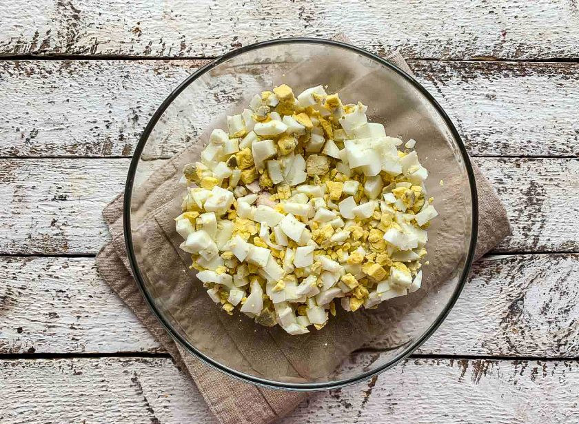 1. Этап. Салат с курицей и огурцами: Яйца мелко нарежьте и добавьте к курице.