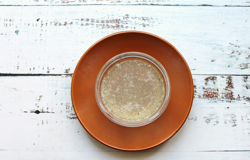 1. Этап. Банановый мусс для торта: Желатин замочите в холодной, кипяченой воде, перемешайте и оставьте на 30-40 минут для набухания. Распустите его до однородности и остудите или делайте согласно вашей инструкции.