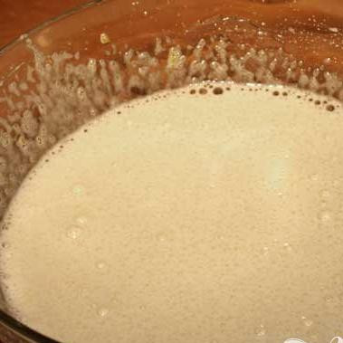 1. Этап. Шоколадное печенье с корицей и кофе: 1. Разбить в миску яйца, и примерно минут пять взбиваем их миксером. Затем добавляем к яйцам сахар, немного соли и примерно две минуты взбиваем еще.