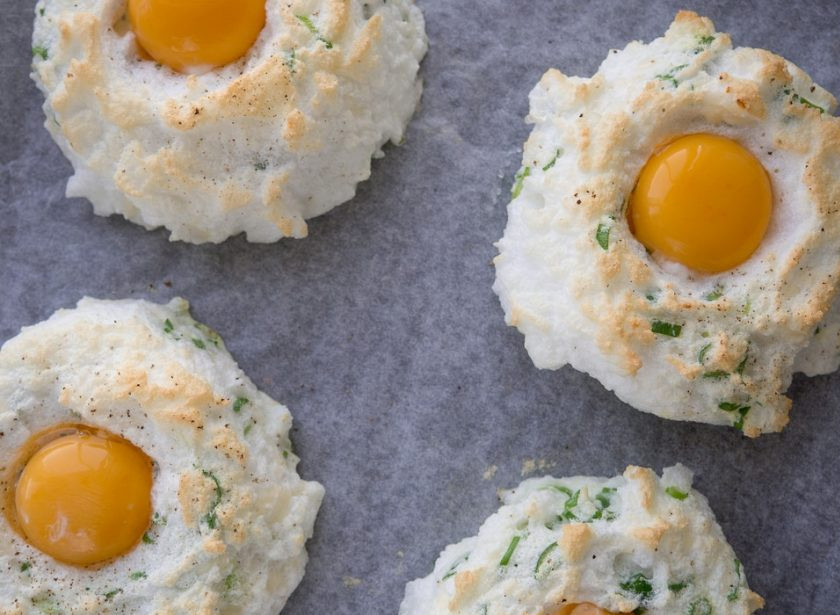 1. Этап. Яичные облака: 5. После этого в каждое углубление добавьте желток. И вновь запекайте блюдо ещё 3 минуты.