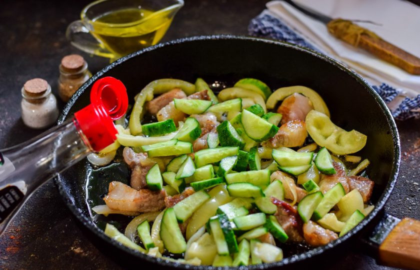 1. Этап. Салат Доллар: Добавьте в сковороду огурцы, соевый соус, соль и перец по вкусу.