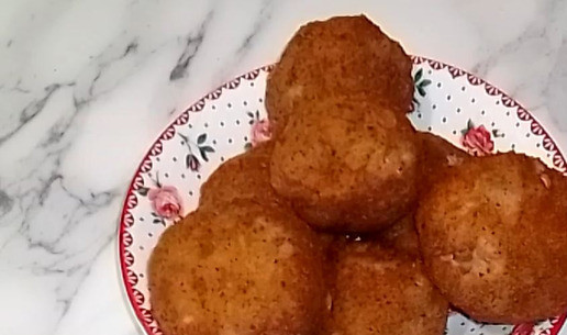 1. Этап. Итальянские фрикадельки с томатным соусом Маринара: Обжаривайте фрикадельки во фритюре, на среднем огне, 3-4 минуты до коричневого цвета. Подавайте с соусом Маринара.