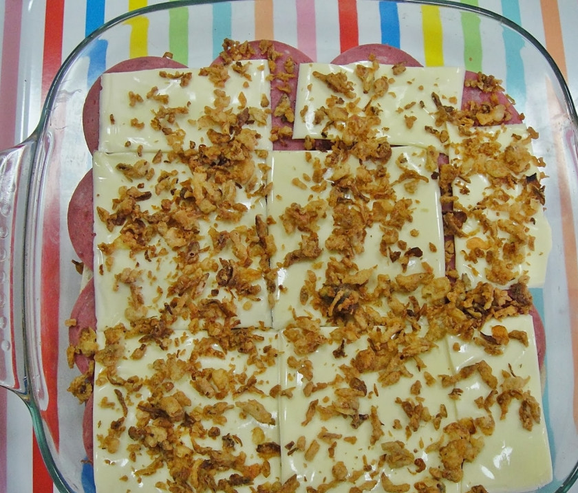 1. Этап. Сэндвичи в духовке: Сверху сыра выложить лук.