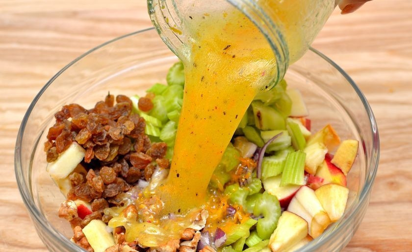 1. Этап. Салат с сельдереем стеблевым: В салат добавьте заправку. Перемешайте.