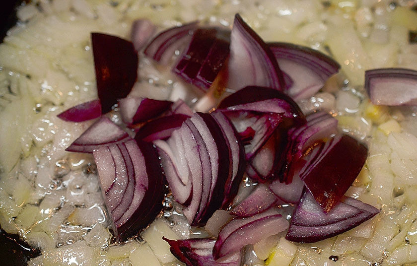 1. Этап. Тушеная говядина по-мексикански: 2. Обжарьте нарезанный перьями лук, добавьте мясо и обжарьте всё вместе.