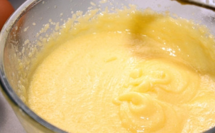 1. Этап. Торт Шакотис: Добавляйте все остальные ингредиенты. Тесто получается жидким, оно льется на вертел.