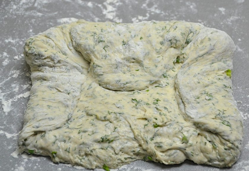 1. Этап. Хлеб с укропом: Подверните внутрь края теста.