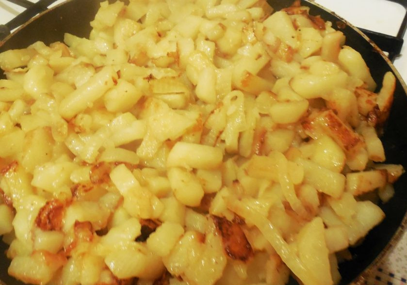 1. Этап. Рецепт картошки с луком: 4. Картофель, который быстро разваривается, в жаренном виде готовится всего 15 минут. Я всегда выбираю сковороду с толстым дном и высокими бортами, в ней картошка получается вкуснее.