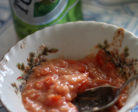 1. Этап. Говядина в пиве в мультиварке: Теперь нам необходимо измельчить помидор и смешать его с черным перцем, горчицей и сахаром, я сделала это при помощи блендера. В приготовленную смесь добавляем пиво и перемешиваем.