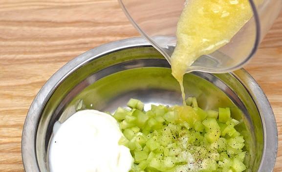 1. Этап. Соус Цацики (Tzatziki): 4. Смешайте все ингредиенты. Добавьте к огурцам йогурт, перец, соль, чеснок с оливковым маслом и лимонный сок. Попробуйте. Сбалансируйте вкус, добавив ингредиенты, по своему вкусу.