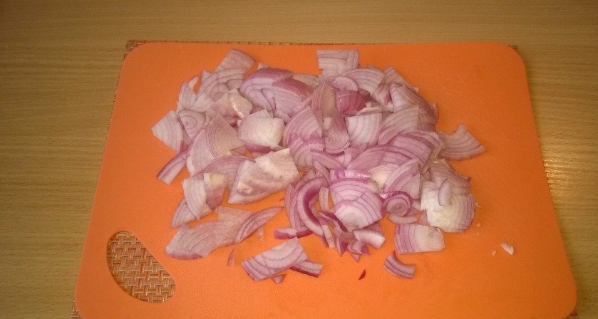 1. Этап. Тыква, жаренная с луком: 2. Лук порежьте некрупно.