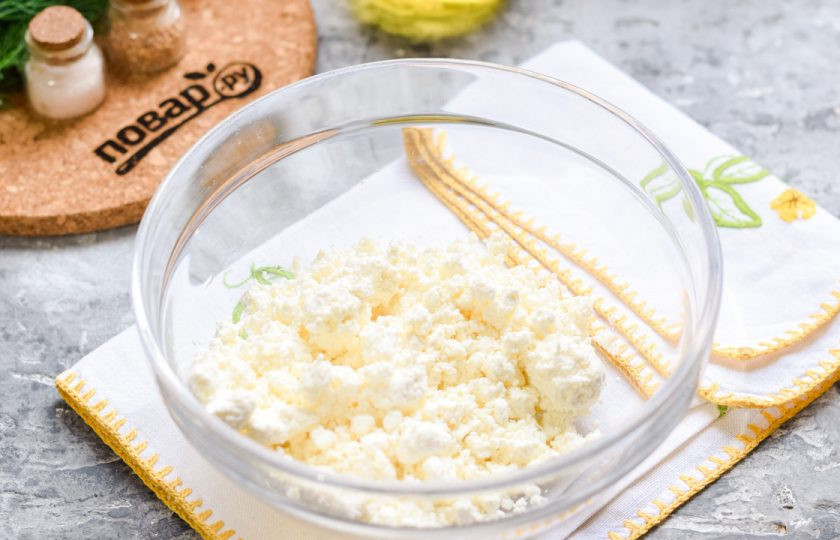 1. Этап. Пирог с кабачком и творогом: В миску переложите творог. Тесто готовится быстро, поэтому сразу прогрейте духовку, установите температуру 180 градусов.