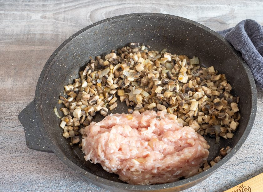 1. Этап. Лаваш с фаршем и грибами: Затем на сковороду добавьте фарш и жарьте до готовности. Посолите и поперчите по вкусу.