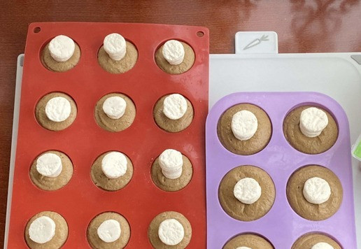 1. Этап. Закуска Грибочки: Для этого заполните полусферы печеночно- грибной массой и сразу же вставьте готовые, застывшие 