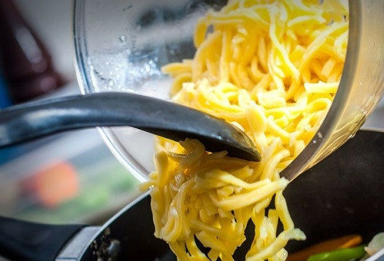 1. Этап. Овощной суп с лапшой: 5. И добавьте к овощам.