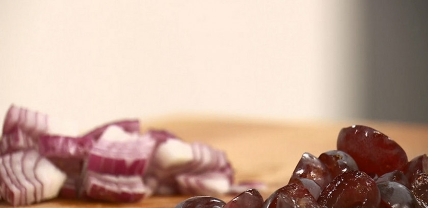 1. Этап. Гречневое ризотто с сыром: Нарежьте лук. Виноград порежьте на половинки и удалите косточки.