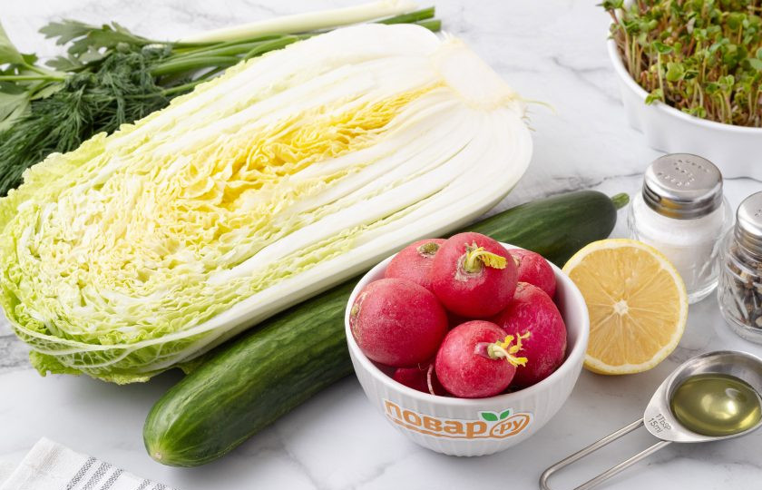 1. Этап. Салат с пекинской капустой и редиской: Подготовьте все ингредиенты.