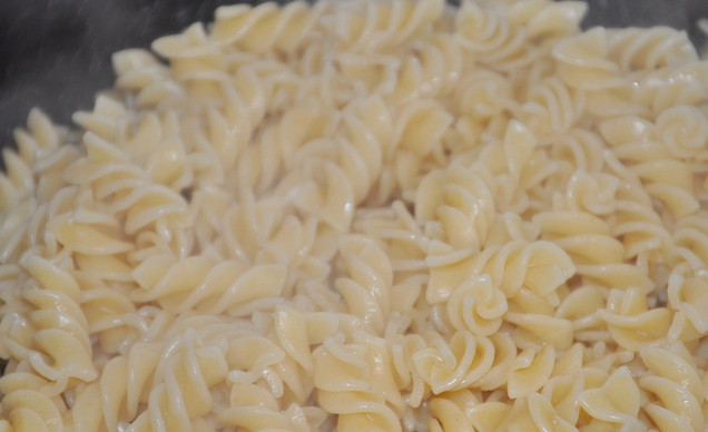 1. Этап. Паста с яйцом: В кипящей подсоленной воде отварите макароны до готовности.