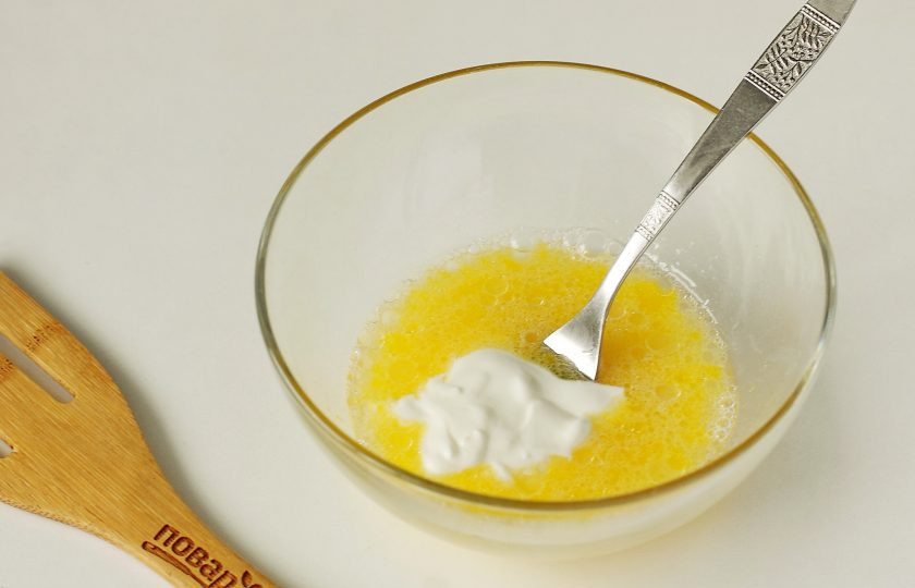 1. Этап. Галушки на сметане: Добавьте сметану.