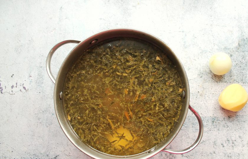 1. Этап. Щи из крошева с курицей: Репчатый лук, картофель почистите и целиком выложите в кастрюлю с супом. Варите все на среднем огне в течение 30 минут.