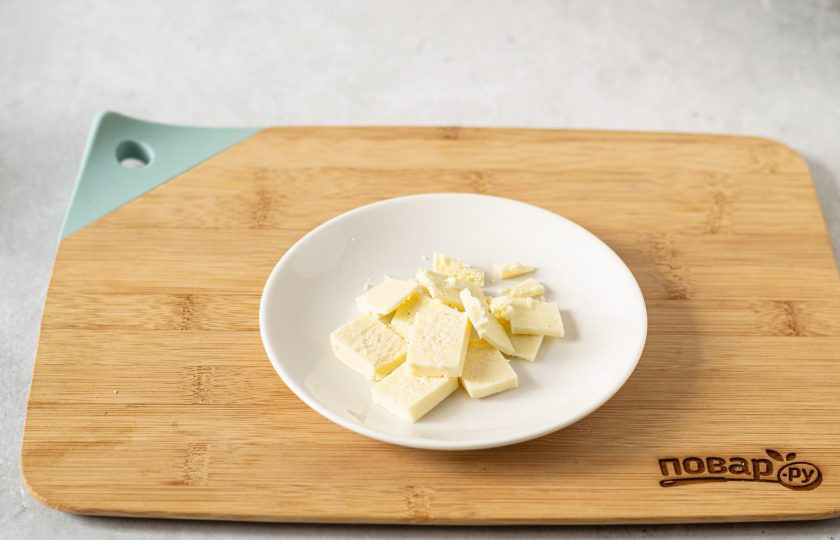 1. Этап. Салат с хурмой и шпинатом: Сыр нарежьте кубиками.