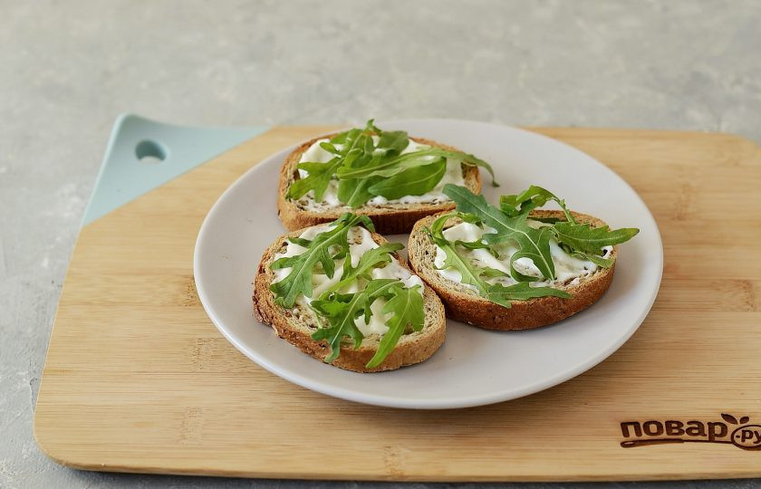 1. Этап. Бутерброд с авокадо: Сверху выложите свежую рукколу.
